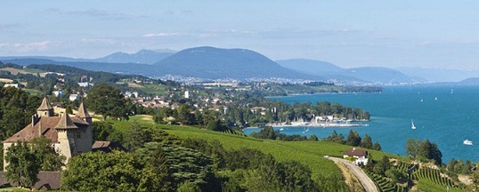 Vista actual del lago de Nauchatel en Suiza